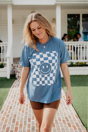 graphic-tee-outfits-smiley-